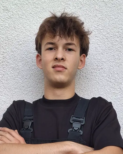 Daniel Pietras in Arbeitslatzhose mit verschränkten Armen